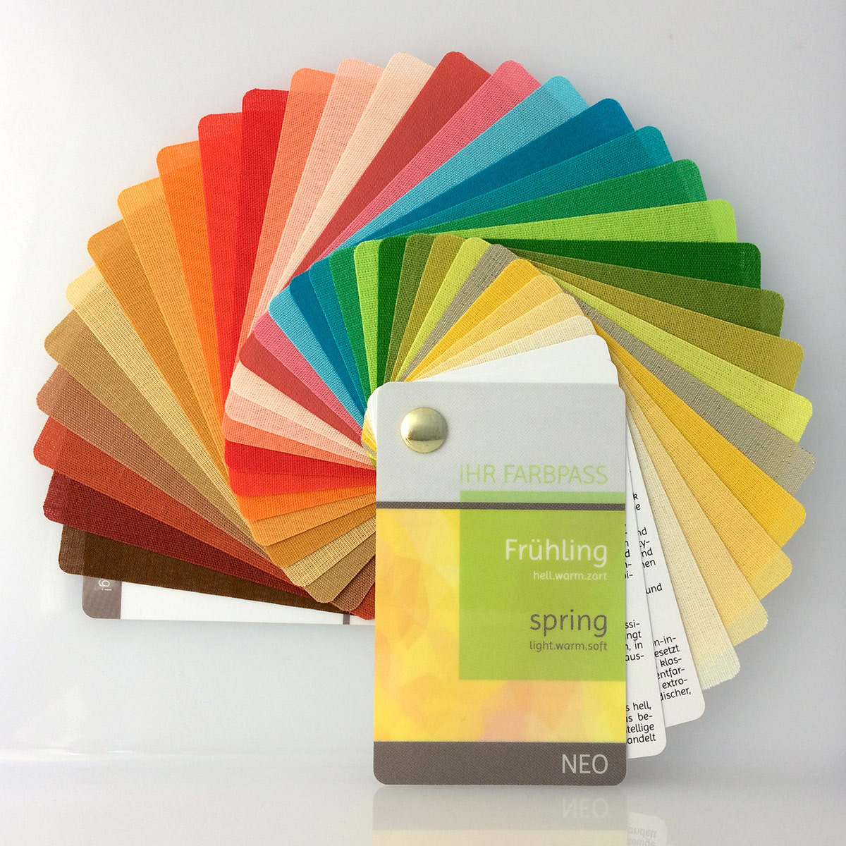 Farbpass Frühlingstyp zur Farbberatung, Vorderseite - Neo | Komood